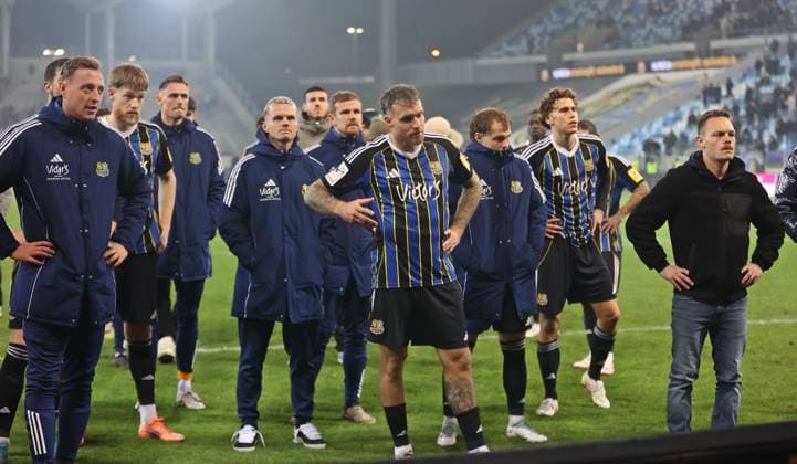 08.11.2025, Fussball, Herren, 3. Liga, Saison 2025 2026, 1. FC Saarbrücken - TSV Havelse, Enttäuschung bei den Spielern des 1. FC Saarbrücken nach dem Spiel, Robin Bormuth (1. FC Saarbruecken), Florian Pick (1. FC Saarbruecken), Patrick Schmidt (1. FC Saarbruecken), Philip Fahrner (1. FC Saarbruecken), Lasse Wilhelm (1. FC Saarbruecken), Patrick Sontheimer (1. FC Saarbruecken) Saarbrücken Ludwigsparkstadion Saarland Deutschland (DE) Copyright: xFabianxKleerx