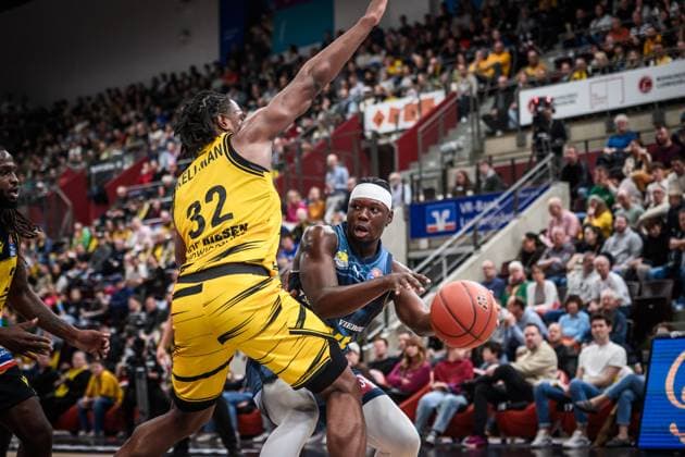 Brian Fobbs (EWE Baskets Oldenburg, 04) vs. Keeshawn Kellman (MHP RIESEN Ludwigsburg, 32) GER, MHP Riesen Ludwigsburg - EWE Baskets Oldenburg, easycredit BBL, Basketball, Bundesliga, 7. Spieltag, Spielzeit 2025 2026, 08.11.2025 GER, MHP Riesen Ludwigsburg - EWE Baskets Oldenburg, easycredit BBL, Basketball, Bundesliga, 7. Spieltag, Spielzeit 2025 2026, 08.11.2025 Ludwigsburg Copyright: xSandyxDinkelackerx EP_SDR