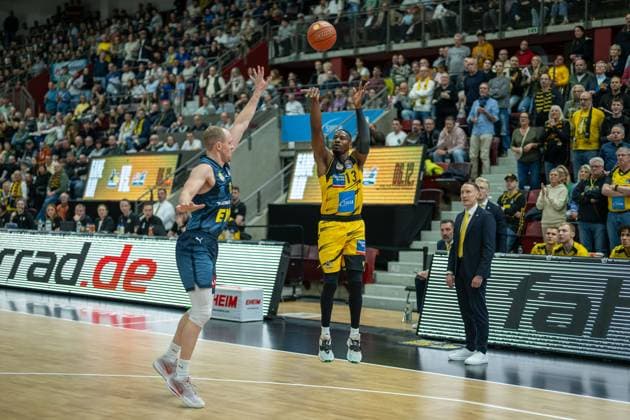 Seth Hinrichs (EWE Baskets Oldenburg, 21), Yorman Polas Bartolo (MHP RIESEN Ludwigsburg, 13), GER, MHP RIESEN Ludwigsburg vs. EWE Baskets Oldenburg, easycredit BBL, Basketball, Bundesliga, 7. Spieltag, Spielzeit 2025 2026, 08.11.2025, GER, MHP RIESEN Ludwigsburg vs. EWE Baskets Oldenburg, easycredit BBL, Basketball, Bundesliga, 7. Spieltag, Spielzeit 2025 2026, 08.11.2025 Ludwigsburg Copyright: xEibner-Pressefoto SaschaxWaltherx EP_EER