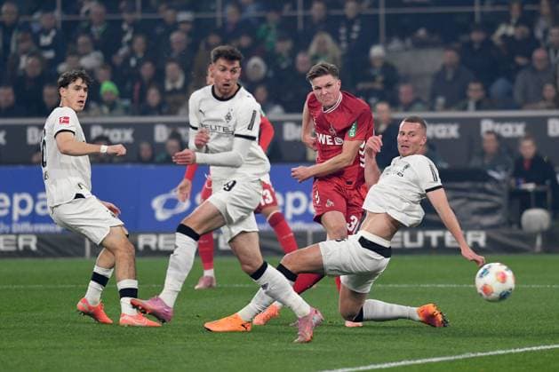 Marius Buelter (1. FC Koeln) in Aktion, am Ball, Einzelaktion waehrend des Spiels der Bundesliga zwischen Borussia Mönchengladbach und dem 1. FC Köln, Borussia-Park am 08. November 2025 in Mönchengladbach, Deutschland. (Foto von Ralf Treese DeFodi Images) +++ Marius Buelter (1. FC Koeln) controls the ball during the Bundesliga match between Borussia Mönchengladbach and 1. FC Köln at Borussia-Park on November 8, 2025 in Mönchengladbach, Germany. (Photo by Ralf Treese DeFodi Images) DFL regulations prohibit any use of photographs as image sequences and or quasi-video. (Photo by Ralf Treese DeFodi Images) Marius Buelter 1 FC Koeln in action, on the ball, single action during the Bundesliga match between Borussia Mönchengladbach and 1 FC Köln, Borussia Park on November 08, 2025 in Mönchengladbach, Germany Photo by Ralf Treese DeFodi Images Marius Buelter 1 FC Koeln controls the ball during the Bundesliga match between Borussia Mönchengladbach and 1 FC Köln at Borussia Park on November 8, 2025 in Mönchengladbach, Germany Photo by Ralf Treese DeFodi Images DFL regulations prohibit any use of photographs as image sequences and or quasi video Photo by Ralf Treese DeFodi Images