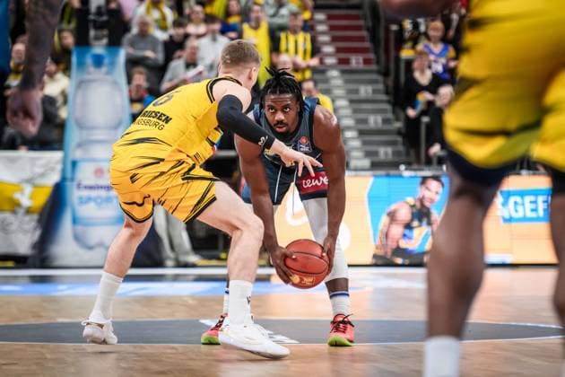 Chris Clemons (EWE Baskets Oldenburg, 03) vs. Johannes Patrick (MHP RIESEN Ludwigsburg, 06) GER, MHP Riesen Ludwigsburg - EWE Baskets Oldenburg, easycredit BBL, Basketball, Bundesliga, 7. Spieltag, Spielzeit 2025 2026, 08.11.2025 GER, MHP Riesen Ludwigsburg - EWE Baskets Oldenburg, easycredit BBL, Basketball, Bundesliga, 7. Spieltag, Spielzeit 2025 2026, 08.11.2025 Ludwigsburg Copyright: xSandyxDinkelackerx EP_SDR