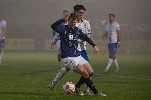 GER, Fussball, RLN, SSV Jeddeloh II vs VfB Oldenburg 08.11.2025, Haskamp-Arena, Jeddeloh II Edewecht, GER, RLN, SSV Jeddeloh II vs VfB Oldenburg, DFL regulations prohibit any use of photographs as image sequences and or quasi-video, im Bild Nico MAI ( VfB Oldenburg 3 ) Keita TAGUCHI ( SSV Jeddeloh II 5 )