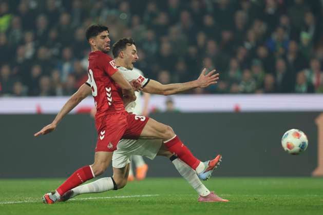 Cenk Özkancar (1. FC Koeln) und Haris Tabakovic (Borussia Mönchengladbach) im Zweikampfq waehrend des spiels der Bundesliga zwischen Borussia Mönchengladbach und 1. FC Köln, Stadion im Borussia-Park am 08. November 2025 in Mönchengladbach, Deutschland. (Foto von Oliver Kaelke DeFodi Images) +++ Cenk Özkancar (1. FC Koeln) und Haris Tabakovic (Borussia Mönchengladbach) battle for the ball during the Bundesliga match between Borussia Mönchengladbach and 1. FC Köln at Stadion im Borussia-Park on November 8, 2025 in Mönchengladbach, Germany. (Photo by Oliver Kaelke DeFodi Images) DFL regulations prohibit any use of photographs as image sequences and or quasi-video. (Photo by Oliver Kaelke DeFodi Images) Cenk Özkancar 1 FC Koeln and Haris Tabakovic Borussia Mönchengladbach in a duel during the Bundesliga match between Borussia Mönchengladbach and 1 FC Köln, Stadion im Borussia Park on November 08, 2025 in Mönchengladbach, Germany, Germany Photo by Oliver Kaelke DeFodi Images Cenk Özkancar 1 FC Koeln and Haris Tabakovic Borussia Mönchengladbach battle for the ball during the Bundesliga match between Borussia Mönchengladbach and 1 FC Köln at Stadion im Borussia Park on November 8, 2025 in Mönchengladbach, Germany Photo by Oliver Kaelke DeFodi Images DFL regulations prohibit any use of photographs as image sequences and or quasi video Photo by Oliver Kaelke DeFodi Images