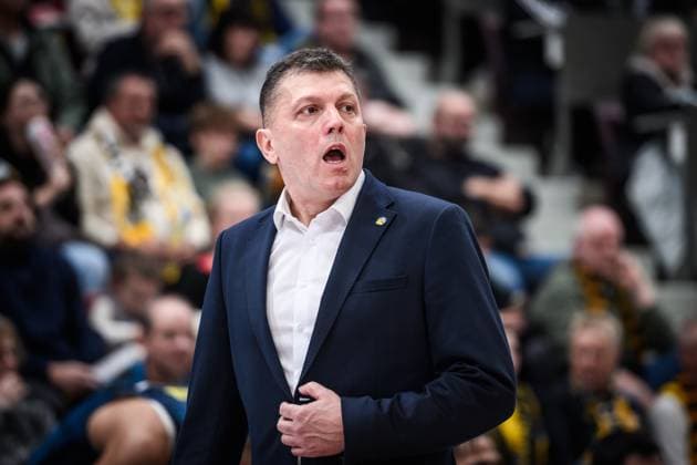Predrag Krunic (EWE Baskets Oldenburg, Head-Coach) - kritischer Blick GER, MHP Riesen Ludwigsburg - EWE Baskets Oldenburg, easycredit BBL, Basketball, Bundesliga, 7. Spieltag, Spielzeit 2025 2026, 08.11.2025 GER, MHP Riesen Ludwigsburg - EWE Baskets Oldenburg, easycredit BBL, Basketball, Bundesliga, 7. Spieltag, Spielzeit 2025 2026, 08.11.2025 Ludwigsburg Copyright: xSandyxDinkelackerx EP_SDR