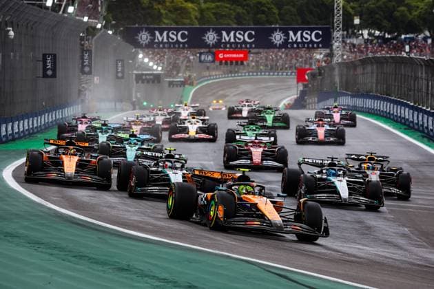 F1 - SAO PAULO GRAND PRIX 2025 Start of the sprint race 04 NORRIS Lando (gbr), McLaren F1 Team MCL39, 81 PIASTRI Oscar (aus), McLaren F1 Team MCL39, 63 RUSSELL George (gbr), Mercedes AMG F1 Team W16, 01 VERSTAPPEN Max (nld), Red Bull Racing RB21, action during the 2025 Formula 1 Grande Premio de Sao Paulo, 2025 Sao Paulo Grand Prix, 21th round of the 2025 FIA Formula One World Championship, WM, Weltmeisterschaft from November 7 to 9, 2025 on the Interlagos, in Sao Paulo, Brazil - Sao PauloBrazil Copyright: xFLORENTxGOODENx