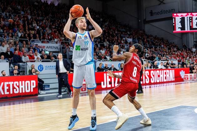 Till Pape (Frankfurt Skyliners, 19), Demarcus Demonia (BMA365 Bamberg Baskets, 08), BMA365 Bamberg Baskets vs. Frankfurt Skyliners, Basketball, easyCredit BBL, 7. Spieltag, 08.11.2025 BMA365 Bamberg Baskets vs. Frankfurt Skyliners, Basketball, easyCredit BBL, 7. Spieltag, 08.11.2025 Bamberg Copyright: xEibner-Pressefoto G.xSantemizx EP_EER