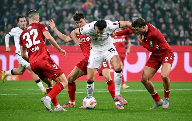 Fussball, Bundesliga, Deutschland, Herren, Saison 2025 2026, 10. Spieltag, Borussia Park Mönchengladbach, Bor. Mönchengladbach - 1. FC Köln; Kristoffer Lund (KOE), Eric Martel (KOE), Haris Tabakovic (BMG), Joel Schmied (KOE). Aktion
