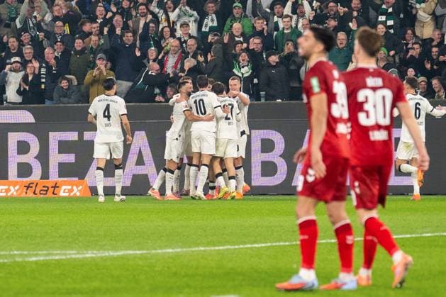 Jubel der Gladbacher nach dem 1:0 durch Philipp Sander (Borussia Moenchengladbach, 16) VfL Borussia Moenchengladbach vs. 1. FC Koeln, Fussball, 1. Bundesliga, 10. Spieltag, Saison 2025 2026, 08.11.2025 DFL REGULATIONS PROHIBIT ANY USE OF PHOTOGRAPHS AS IMAGE SEQUENCES AND OR QUASI-VIDEO VfL Borussia Moenchengladbach vs. 1. FC Koeln, Fussball, 1. Bundesliga, 10. Spieltag, Saison 2025 2026, 08.11.2025 Moenchengladbach Copyright: xEibner-Pressefoto J.xDerondeaux EP_JDU