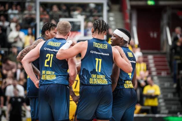 Teamkreis, Teamspirit beim Team der EWE Baskets Oldenburg, Mitte Seth Hinrichs (EWE Baskets Oldenburg, 21) und Nicholas Tischler (EWE Baskets Oldenburg, 11) GER, MHP Riesen Ludwigsburg - EWE Baskets Oldenburg, easycredit BBL, Basketball, Bundesliga, 7. Spieltag, Spielzeit 2025 2026, 08.11.2025 GER, MHP Riesen Ludwigsburg - EWE Baskets Oldenburg, easycredit BBL, Basketball, Bundesliga, 7. Spieltag, Spielzeit 2025 2026, 08.11.2025 Ludwigsburg Copyright: xSandyxDinkelackerx EP_SDR