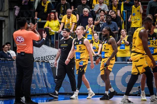 Toms Skuja (MHP RIESEN Ludwigsburg, 05) geht scheinbar verletzt vom Spielfeld GER, MHP Riesen Ludwigsburg - EWE Baskets Oldenburg, easycredit BBL, Basketball, Bundesliga, 7. Spieltag, Spielzeit 2025 2026, 08.11.2025 GER, MHP Riesen Ludwigsburg - EWE Baskets Oldenburg, easycredit BBL, Basketball, Bundesliga, 7. Spieltag, Spielzeit 2025 2026, 08.11.2025 Ludwigsburg Copyright: xSandyxDinkelackerx EP_SDR