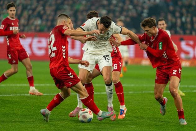 Haris Tabakovic (Borussia Moenchengladbach, 15) im Duell mit Kristoffer Lund (1. FC Koeln, 32), Joel Schmied (1. FC Koeln, 02) und Eric Martel (1. FC Koeln, 06) VfL Borussia Moenchengladbach vs. 1. FC Koeln, Fussball, 1. Bundesliga, 10. Spieltag, Saison 2025 2026, 08.11.2025 DFL REGULATIONS PROHIBIT ANY USE OF PHOTOGRAPHS AS IMAGE SEQUENCES AND OR QUASI-VIDEO VfL Borussia Moenchengladbach vs. 1. FC Koeln, Fussball, 1. Bundesliga, 10. Spieltag, Saison 2025 2026, 08.11.2025 Moenchengladbach Copyright: xEibner-Pressefoto J.xDerondeaux EP_JDU