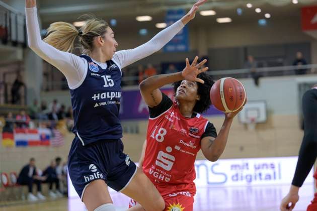 Sona Svetlikova (Lions, 15), Brianna Rollerson (Osnabrueck, 18), Syntainics MBC vs. GiroLive Panthers Osnabrueck, Basketball, Damen, Bundesliga, Saison 2025 26, 7. Spieltag, 08.11.2025. Halle SWH Arena Sachsen-Anhalt Deutschland