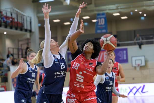 Sona Svetlikova (Lions, 15), Brianna Rollerson (Osnabrueck, 18), Syntainics MBC vs. GiroLive Panthers Osnabrueck, Basketball, Damen, Bundesliga, Saison 2025 26, 7. Spieltag, 08.11.2025. Halle SWH Arena Sachsen-Anhalt Deutschland