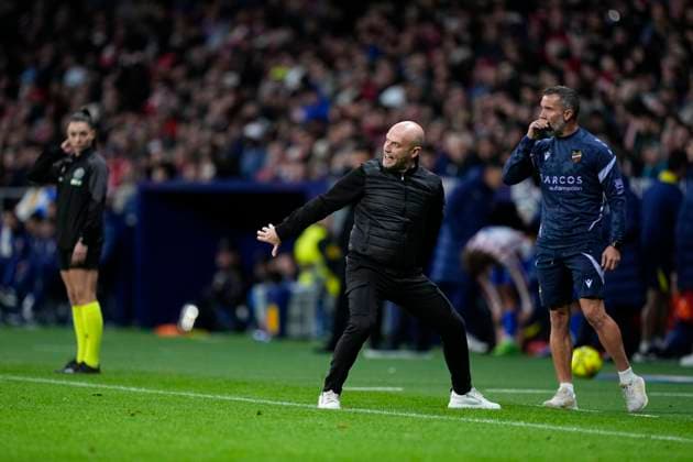 November 8, 2025, Madrid, Madrid, Spain: Julian Calero, head coach of Levante UD, gestures during the Spanish League, LaLiga EA Sports, football match played between Atletico de Madrid and Levante UD at Riyadh Air Metropolitano on November 08, 2025 in Madrid, Spain. Madrid Spain - ZUMAa181 20251108_zaa_a181_254 Copyright: xOscarxJ.xBarrosox