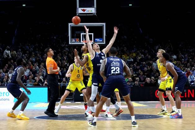 DEU, easyCredit BBL, ALBA vs. SYNTAINICS MBC, 08.11.2025, Uber-Arena, Berlin, DEU, easyCredit BBL, ALBA vs. SYNTAINICS MBC, im Bild Norris Agbakoko (ALBA Berlin 17), Jure Planinic (SYNTAINICS MBC 44)