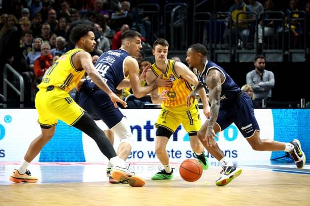 DEU, easyCredit BBL, ALBA vs. SYNTAINICS MBC, 08.11.2025, Uber-Arena, Berlin, DEU, easyCredit BBL, ALBA vs. SYNTAINICS MBC, im Bild Norris Agbakoko (ALBA Berlin 17), JONAS MATTISSECK (ALBA Berlin 9), Jure Planinic (SYNTAINICS MBC 44), Charles Callison (SYNTAINICS MBC 23)