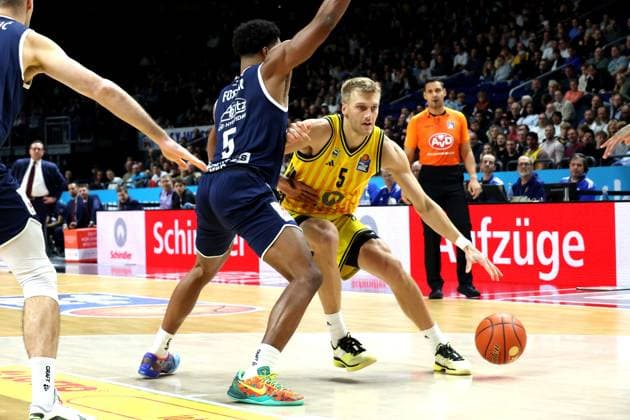 DEU, easyCredit BBL, ALBA vs. SYNTAINICS MBC, 08.11.2025, Uber-Arena, Berlin, DEU, easyCredit BBL, ALBA vs. SYNTAINICS MBC, im Bild Sam Griesel (ALBA Berlin 5), Ivan Tkatchenko (SYNTAINICS MBC 5)