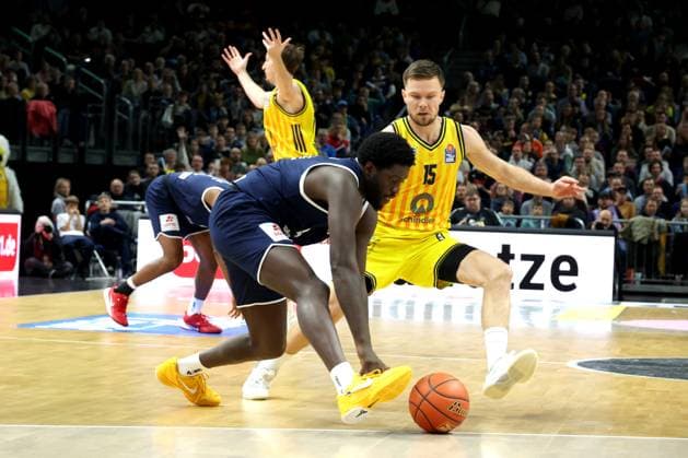 DEU, easyCredit BBL, ALBA vs. SYNTAINICS MBC, 08.11.2025, Uber-Arena, Berlin, DEU, easyCredit BBL, ALBA vs. SYNTAINICS MBC, im Bild Martin Hermannsson (ALBA Berlin 15), Khyri Thomas (SYNTAINICS MBC 0)