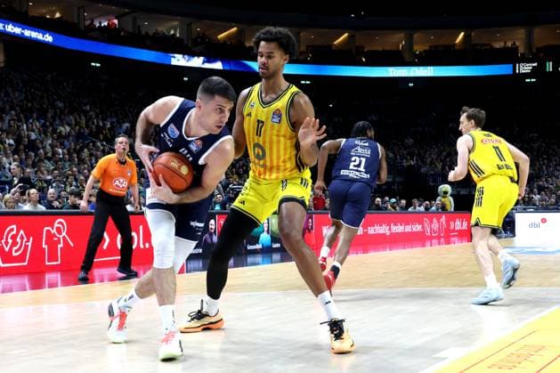 DEU, easyCredit BBL, ALBA vs. SYNTAINICS MBC, 08.11.2025, Uber-Arena, Berlin, DEU, easyCredit BBL, ALBA vs. SYNTAINICS MBC, im Bild Norris Agbakoko (ALBA Berlin 17), Jure Planinic (SYNTAINICS MBC 44)