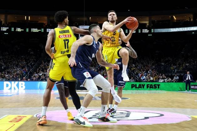 DEU, easyCredit BBL, ALBA vs. SYNTAINICS MBC, 08.11.2025, Uber-Arena, Berlin, DEU, easyCredit BBL, ALBA vs. SYNTAINICS MBC, im Bild Martin Hermannsson (ALBA Berlin 15), Norris Agbakoko (ALBA Berlin 17), Charles Callison (SYNTAINICS MBC 23), Jure Planinic (SYNTAINICS MBC 44)