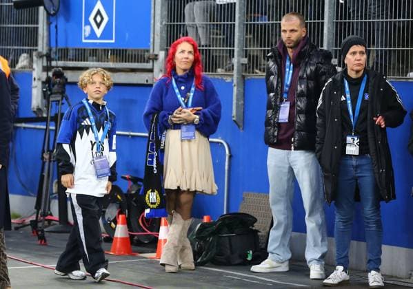 08.11.2025, xcex, GER, Hamburg, Volksparkstadion, Fussball, 1. Bundesliga, Saison 2025 2026, Spieltag 10, HSV, BVB, Wir gegen Krebs, yeswecancer, yeswecan, Krebs-Selbsthilfeorganisation, Hamburger SV - Borussia Dortmund, Dennis Diekmeier (ehemaliger HSV Profi) mit Ehefrau Dana und Sohn Dion DFL regulations prohibit any use of photographs as image sequences and or quasi-video