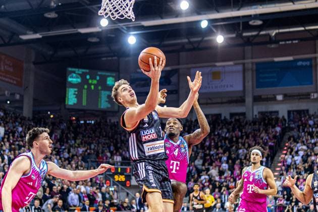 Tobias Jensen (Ratiopharm Ulm, 07) vs JJeff Garrett Jr. (Telekom Baskets Bonn, 04), Grayson Murphy (Telekom Baskets Bonn, 07) Telekom Baskets Bonn vs. Ratiopharm Ulm, Basketball, easy Credit BBL, 07. Spieltag, 2025 2026, 08.11.2025 Telekom Baskets Bonn vs. Ratiopharm Ulm, Basketball, easy Credit BBL, 07. Spieltag, 2025 2026, 08.11.2025 Bonn Copyright: xEibner-Pressefoto GerhardxWingenx EP_GWR