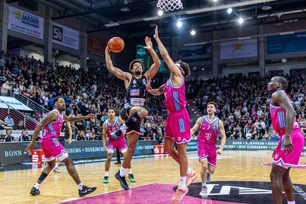 Len Schoormann (Ratiopharm Ulm, 01) vs Melvin Jostmann (Telekom Baskets Bonn, 12), Grayson Murphy (Telekom Baskets Bonn, 07), Joel Sadu Aminu (Telekom Baskets Bonn, 21) schauen zu Telekom Baskets Bonn vs. Ratiopharm Ulm, Basketball, easy Credit BBL, 07. Spieltag, 2025 2026, 08.11.2025 Telekom Baskets Bonn vs. Ratiopharm Ulm, Basketball, easy Credit BBL, 07. Spieltag, 2025 2026, 08.11.2025 Bonn Copyright: xEibner-Pressefoto GerhardxWingenx EP_GWR