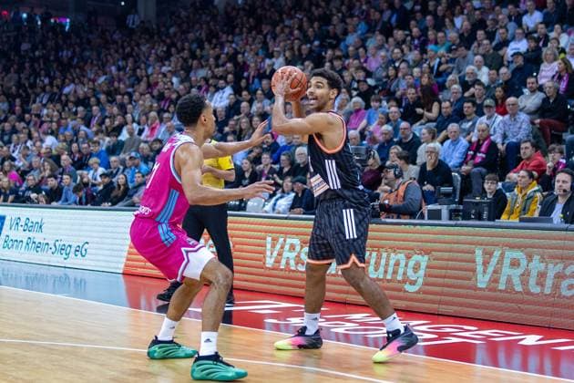 Mark Smith (Ratiopharm Ulm, 13) vs Joel Sadu Aminu (Telekom Baskets Bonn, 21) Telekom Baskets Bonn vs. Ratiopharm Ulm, Basketball, easy Credit BBL, 07. Spieltag, 2025 2026, 08.11.2025 Telekom Baskets Bonn vs. Ratiopharm Ulm, Basketball, easy Credit BBL, 07. Spieltag, 2025 2026, 08.11.2025 Bonn Copyright: xEibner-Pressefoto GerhardxWingenx EP_GWR