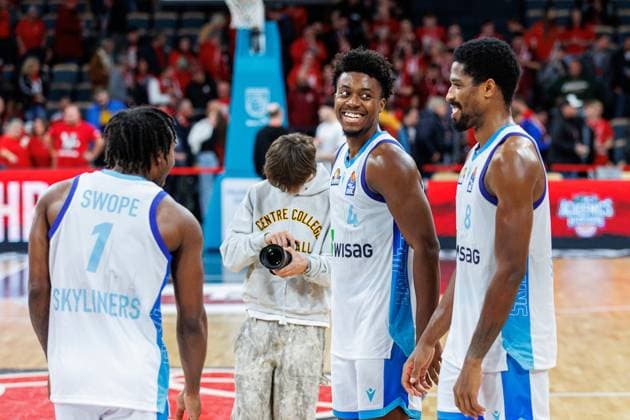 Isaiah Swope (Frankfurt Skyliners, 01), Nahiem Alleyne (Frankfurt Skyliners, 04), William Christmas (Frankfurt Skyliners, 08), jubelt, Jubel, positive Emotionen, positive Emotion, Spielende, BMA365 Bamberg Baskets vs. Frankfurt Skyliners, Basketball, easyCredit BBL, 7. Spieltag, 08.11.2025 BMA365 Bamberg Baskets vs. Frankfurt Skyliners, Basketball, easyCredit BBL, 7. Spieltag, 08.11.2025 Bamberg Copyright: xEibner-Pressefoto G.xSantemizx EP_EER