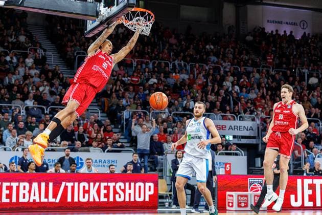 Austin Crowley (BMA365 Bamberg Baskets, 85), Radii Caisin (Frankfurt Skyliners, 16), Patrick Heckmann (BMA365 Bamberg Baskets, 33), Dunking, jubelt, Jubel, positive Emotionen, positive Emotion, BMA365 Bamberg Baskets vs. Frankfurt Skyliners, Basketball, easyCredit BBL, 7. Spieltag, 08.11.2025 BMA365 Bamberg Baskets vs. Frankfurt Skyliners, Basketball, easyCredit BBL, 7. Spieltag, 08.11.2025 Bamberg Copyright: xEibner-Pressefoto G.xSantemizx EP_EER