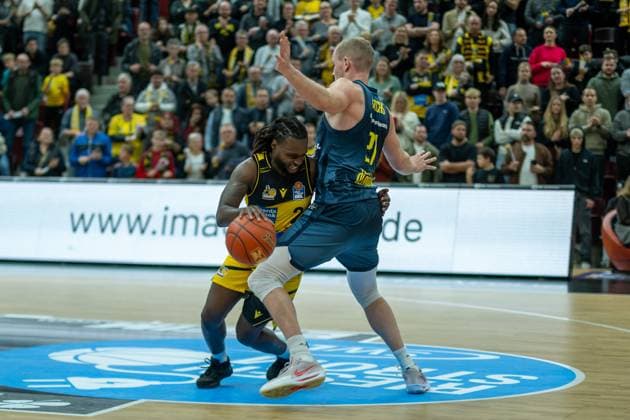 Traveon Buchanan (MHP RIESEN Ludwigsburg, 02), Seth Hinrichs (EWE Baskets Oldenburg, 21), GER, MHP RIESEN Ludwigsburg vs. EWE Baskets Oldenburg, easycredit BBL, Basketball, Bundesliga, 7. Spieltag, Spielzeit 2025 2026, 08.11.2025, GER, MHP RIESEN Ludwigsburg vs. EWE Baskets Oldenburg, easycredit BBL, Basketball, Bundesliga, 7. Spieltag, Spielzeit 2025 2026, 08.11.2025 Ludwigsburg Copyright: xEibner-Pressefoto SaschaxWaltherx EP_EER