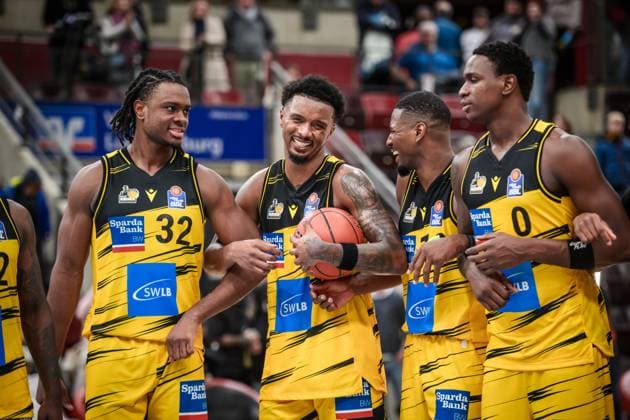 Keeshawn Kellman (MHP RIESEN Ludwigsburg, 32), Elijah Hughes (MHP RIESEN Ludwigsburg, 07), Yorman Polas Bartolo (MHP RIESEN Ludwigsburg, 13), Babacar Sane (MHP RIESEN Ludwigsburg, 00) - Freude, Jubel beim Team der MHP Riesen nach Heimsieg GER, MHP Riesen Ludwigsburg - EWE Baskets Oldenburg, easycredit BBL, Basketball, Bundesliga, 7. Spieltag, Spielzeit 2025 2026, 08.11.2025 GER, MHP Riesen Ludwigsburg - EWE Baskets Oldenburg, easycredit BBL, Basketball, Bundesliga, 7. Spieltag, Spielzeit 2025 2026, 08.11.2025 Ludwigsburg Copyright: xSandyxDinkelackerx EP_SDR