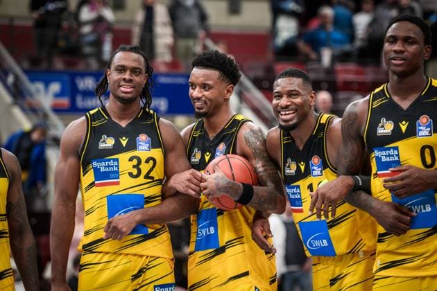 Keeshawn Kellman (MHP RIESEN Ludwigsburg, 32), Elijah Hughes (MHP RIESEN Ludwigsburg, 07), Yorman Polas Bartolo (MHP RIESEN Ludwigsburg, 13), Babacar Sane (MHP RIESEN Ludwigsburg, 00) - Freude, Jubel beim Team der MHP Riesen nach Heimsieg GER, MHP Riesen Ludwigsburg - EWE Baskets Oldenburg, easycredit BBL, Basketball, Bundesliga, 7. Spieltag, Spielzeit 2025 2026, 08.11.2025 GER, MHP Riesen Ludwigsburg - EWE Baskets Oldenburg, easycredit BBL, Basketball, Bundesliga, 7. Spieltag, Spielzeit 2025 2026, 08.11.2025 Ludwigsburg Copyright: xSandyxDinkelackerx EP_SDR