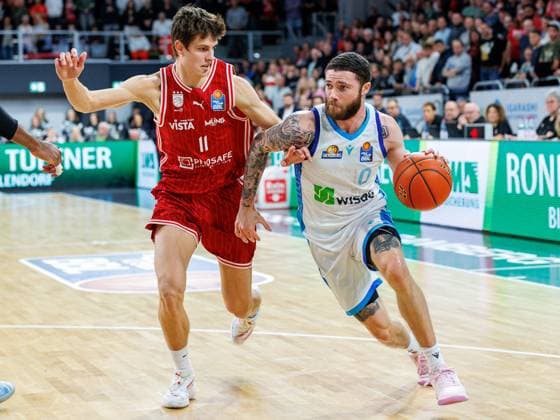 Richard Balint (BMA365 Bamberg Baskets, 11), Logan Johnson (Frankfurt Skyliners, 00), BMA365 Bamberg Baskets vs. Frankfurt Skyliners, Basketball, easyCredit BBL, 7. Spieltag, 08.11.2025 BMA365 Bamberg Baskets vs. Frankfurt Skyliners, Basketball, easyCredit BBL, 7. Spieltag, 08.11.2025 Bamberg Copyright: xEibner-Pressefoto G.xSantemizx EP_EER