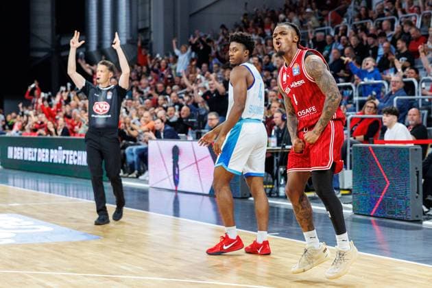 Nahiem Alleyne (Frankfurt Skyliners, 04), Cobe Williams (BMA365 Bamberg Baskets, 24), jubelt, Jubel, positive Emotionen, positive Emotion, BMA365 Bamberg Baskets vs. Frankfurt Skyliners, Basketball, easyCredit BBL, 7. Spieltag, 08.11.2025 BMA365 Bamberg Baskets vs. Frankfurt Skyliners, Basketball, easyCredit BBL, 7. Spieltag, 08.11.2025 Bamberg Copyright: xEibner-Pressefoto G.xSantemizx EP_EER