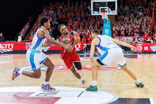 William Christmas (Frankfurt Skyliners, 08), Cobe Williams (BMA365 Bamberg Baskets, 24), Radii Caisin (Frankfurt Skyliners, 16), BMA365 Bamberg Baskets vs. Frankfurt Skyliners, Basketball, easyCredit BBL, 7. Spieltag, 08.11.2025 BMA365 Bamberg Baskets vs. Frankfurt Skyliners, Basketball, easyCredit BBL, 7. Spieltag, 08.11.2025 Bamberg Copyright: xEibner-Pressefoto G.xSantemizx EP_EER