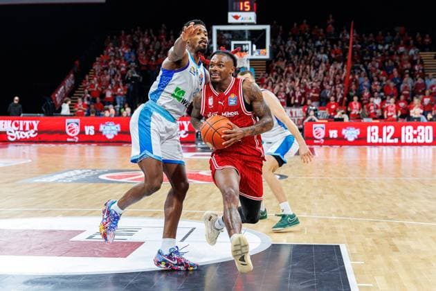 William Christmas (Frankfurt Skyliners, 08), Cobe Williams (BMA365 Bamberg Baskets, 24), BMA365 Bamberg Baskets vs. Frankfurt Skyliners, Basketball, easyCredit BBL, 7. Spieltag, 08.11.2025 BMA365 Bamberg Baskets vs. Frankfurt Skyliners, Basketball, easyCredit BBL, 7. Spieltag, 08.11.2025 Bamberg Copyright: xEibner-Pressefoto G.xSantemizx EP_EER