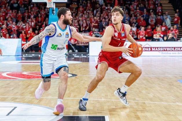 Logan Johnson (Frankfurt Skyliners, 00), Zachary Ensminger (BMA365 Bamberg Baskets, 01), BMA365 Bamberg Baskets vs. Frankfurt Skyliners, Basketball, easyCredit BBL, 7. Spieltag, 08.11.2025 BMA365 Bamberg Baskets vs. Frankfurt Skyliners, Basketball, easyCredit BBL, 7. Spieltag, 08.11.2025 Bamberg Copyright: xEibner-Pressefoto G.xSantemizx EP_EER