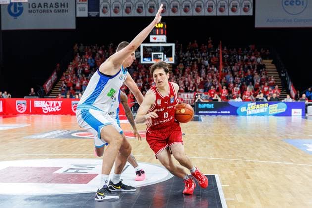 Jacob Knauf (Frankfurt Skyliners, 25), Adrian Petkovic (BMA365 Bamberg Baskets, 15), BMA365 Bamberg Baskets vs. Frankfurt Skyliners, Basketball, easyCredit BBL, 7. Spieltag, 08.11.2025 BMA365 Bamberg Baskets vs. Frankfurt Skyliners, Basketball, easyCredit BBL, 7. Spieltag, 08.11.2025 Bamberg Copyright: xEibner-Pressefoto G.xSantemizx EP_EER