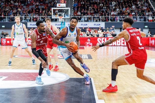 Ejiofor Onu (BMA365 Bamberg Baskets, 35), William Christmas (Frankfurt Skyliners, 08), Ibi Watson (BMA365 Bamberg Baskets, 02), BMA365 Bamberg Baskets vs. Frankfurt Skyliners, Basketball, easyCredit BBL, 7. Spieltag, 08.11.2025 BMA365 Bamberg Baskets vs. Frankfurt Skyliners, Basketball, easyCredit BBL, 7. Spieltag, 08.11.2025 Bamberg Copyright: xEibner-Pressefoto G.xSantemizx EP_EER