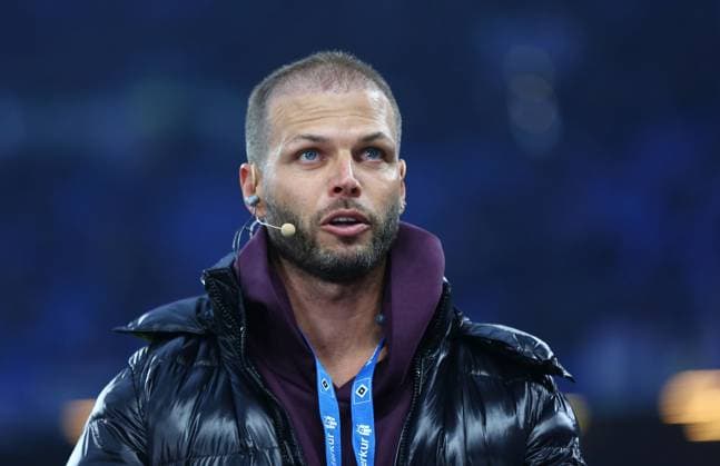 08.11.2025, xcex, GER, Hamburg, Volksparkstadion, Fussball, 1. Bundesliga, Saison 2025 2026, Spieltag 10, HSV, BVB, Wir gegen Krebs, yeswecancer, yeswecan, Krebs-Selbsthilfeorganisation, Hamburger SV - Borussia Dortmund, Dennis Diekmeier (ehemaliger HSV Profi, Tochter Delani ist an Krebs erkrankt) DFL regulations prohibit any use of photographs as image sequences and or quasi-video