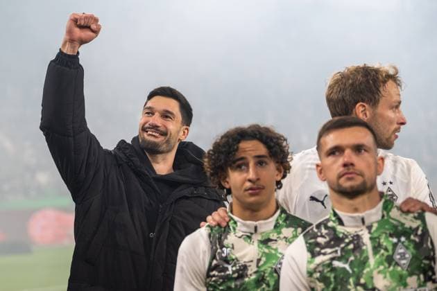 08.11.2025, Fussball: 1. Bundesliga, Saison 2025 2026, 10. Spieltag, Borussia Moenchengladbach - 1. FC Koeln im Borussia-Park in Moenchengladbach. Tim Kleindienst (Borussia Moenchengladbach, 11), Wael Mohya (Borussia Moenchengladbach, 36), Kevin Stoeger (Borussia Moenchengladbach, 07) und Marvin Friedrich (Borussia Moenchengladbach, 05) feiern den Sieg vor der Nordkurve. Wichtiger Hinweis: Gemaess den Vorgaben der DFL Deutsche Fussball Liga bzw. des DFB Deutscher Fussball-Bund ist es untersagt, in dem Stadion und oder vom Spiel angefertigte Fotoaufnahmen in Form von Sequenzbildern und oder videoaehnlichen Fotostrecken zu verwerten bzw. verwerten zu lassen. Foto: Kirchner-Media Thomas Haesler Copyright: xKirchner-Media ThomasxHaeslerx