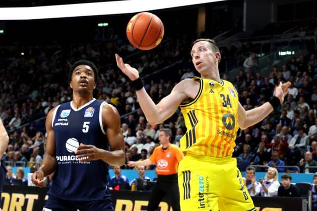 DEU, easyCredit BBL, ALBA vs. SYNTAINICS MBC, 08.11.2025, Uber-Arena, Berlin, DEU, easyCredit BBL, ALBA vs. SYNTAINICS MBC, im Bild Justin Bean (ALBA Berlin 34), Ivan Tkatchenko (SYNTAINICS MBC 5)