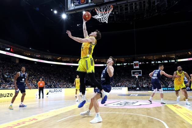 DEU, easyCredit BBL, ALBA vs. SYNTAINICS MBC, 08.11.2025, Uber-Arena, Berlin, DEU, easyCredit BBL, ALBA vs. SYNTAINICS MBC, im Bild Alex OÕConnell (ALBA Berlin 3), Spencer Reaves (SYNTAINICS MBC 31)