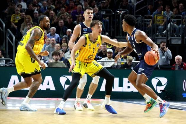 DEU, easyCredit BBL, ALBA vs. SYNTAINICS MBC, 08.11.2025, Uber-Arena, Berlin, DEU, easyCredit BBL, ALBA vs. SYNTAINICS MBC, im Bild Alex OÕConnell (ALBA Berlin 3), J Wan Roberts (ALBA Berlin 13), Ivan Tkatchenko (SYNTAINICS MBC 5)