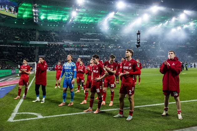 1. Fussball Bundesliga: Borussia Mönchengladbach - 1. FC Köln; 08.11.2025 Die Spieler des 1. FC Köln bedanken sich niedergeschlagen, frustriert bei den mitgereisten Fans Eric Martel (1. FC Köln, 6), Ron-Robert Zieler (1. FC Köln, 20), Marvin Schwäbe (1. FC Köln, 1), Jakub Kaminski (1. FC Köln, 16), Joel Schmied (1. FC Köln, 2), Isak Johannesson (1. FC Köln, 18) 1. Fussball Bundesliga, Borussia Mönchengladbach - 1. FC Köln, Mönchengladbach, BORUSSIA-PARK am 08.11.2025 DFL REGULATIONS PROHIBIT ANY USE OF PHOTOGRAPHS AS IMAGE SEQUENCES AND OR QUASI-VIDEO. Copyright: xBEAUTIFULxSPORTS Wunderlx