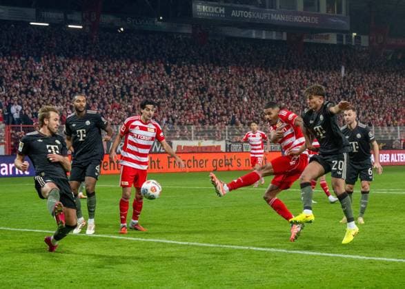 Fußball, Herren, Saison 2025 2026, 1. Bundesliga (10. Spieltag), 1. FC Union Berlin - FC Bayern München, v. l. Harry Kane (Bayern München), Diogo Leite (1. FC Union Berlin), Danilho Doekhi (1. FC Union) erzielt das Tor zum 2:1, Tom Bischof (Bayern München), Joshua Kimmich (Bayern München), 08.11.2025, Copyright: xMatthiasxKochx