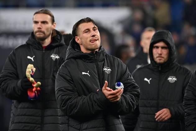Spieler Leipzig nach Spielende vor den Fans,Fussballfans, Willi ORBAN (L), Enttaeuschung,Frust, enttaeuscht,frustriert,niedergeschlagen, Fussball 1. Bundesliga Saison 2025 2026, 10.Spieltag, Spieltag10 TSG 1899 Hoffenheim - RB Leipzig 3-1 am 08.11.2025 PreZero ARENA.