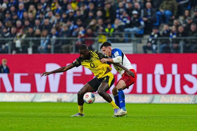 Serhou Guiassy (Borussia Dortmund, 09), Nicolas Capaldo (Hamburger SV, 24) GER, Hamburger SV vs. Borussia Dortmund, Fussball, 1. Bundesliga, Spieltag 10, Saison 2025 2026, 08.11.2025 DFL REGULATIONS PROHIBIT ANY USE OF PHOTOGRAPHS AS IMAGE SEQUENCES AND OR QUASI-VIDEO GER, Hamburger SV vs. Borussia Dortmund, Fussball, 1. Bundesliga, Spieltag 10, Saison 2025 2026, 08.11.2025 Hamburg Copyright: xEibner-Pressefoto MarcelxvonxFehrnx EP_MFN