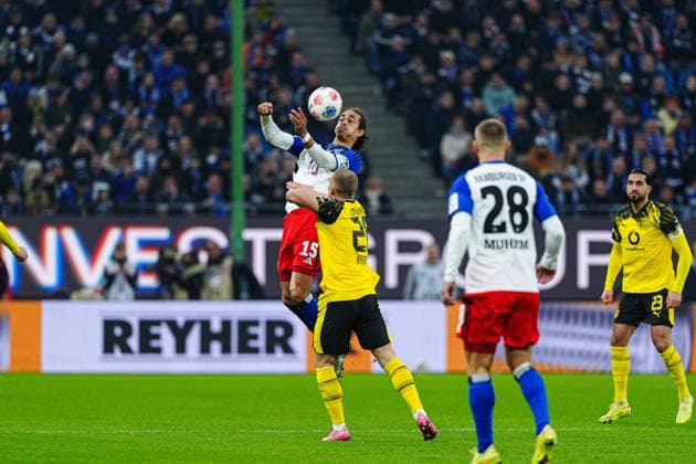 Yussuf Poulsen (Hamburger SV, 15), Julian Ryerson (Borussia Dortmund, 26) GER, Hamburger SV vs. Borussia Dortmund, Fussball, 1. Bundesliga, Spieltag 10, Saison 2025 2026, 08.11.2025 DFL REGULATIONS PROHIBIT ANY USE OF PHOTOGRAPHS AS IMAGE SEQUENCES AND OR QUASI-VIDEO GER, Hamburger SV vs. Borussia Dortmund, Fussball, 1. Bundesliga, Spieltag 10, Saison 2025 2026, 08.11.2025 Hamburg Copyright: xEibner-Pressefoto MarcelxvonxFehrnx EP_MFN